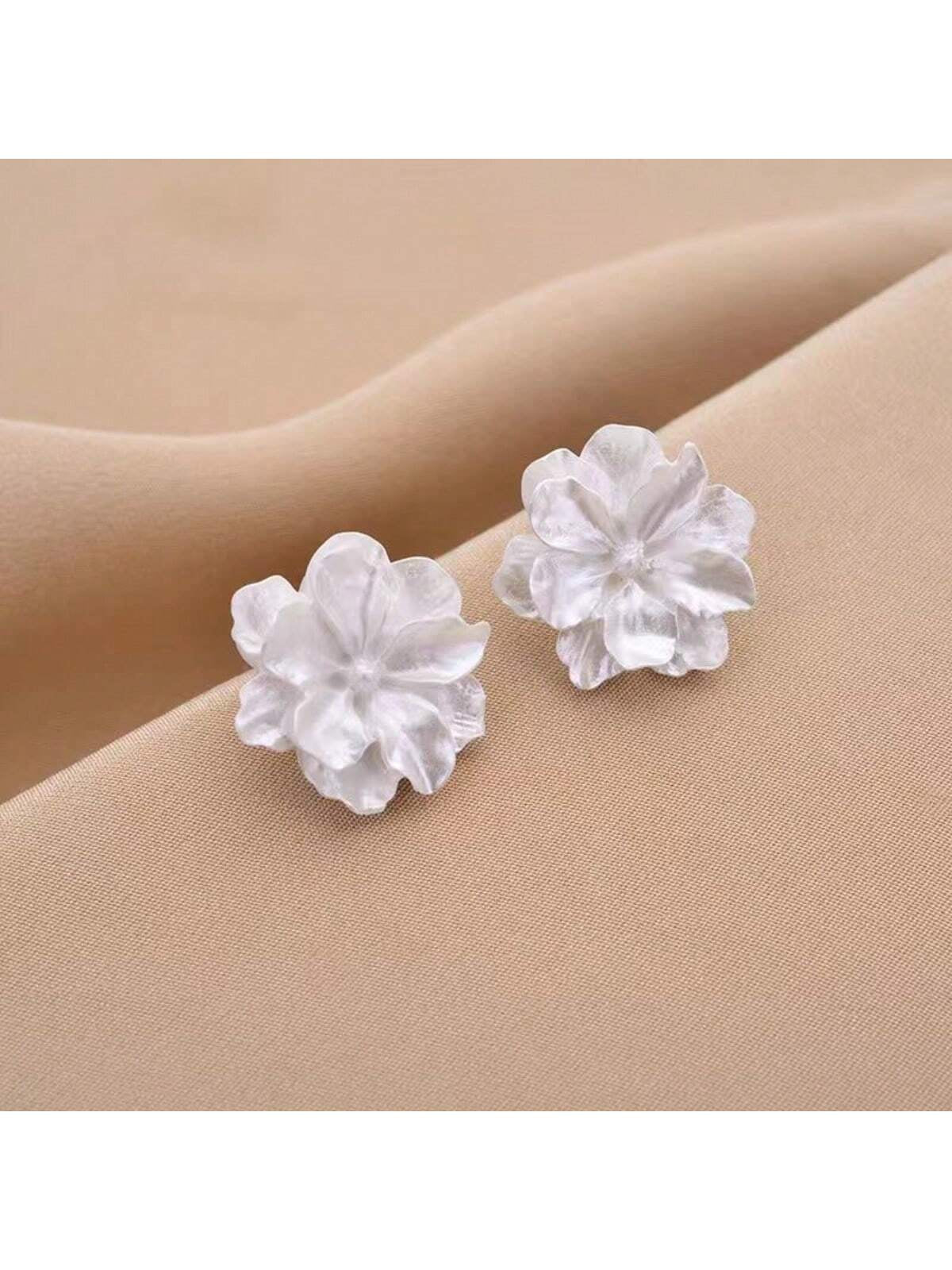 1Pair White Flower Shaped Summer Earrings, Wedding Accessories, Women'S Fresh Business Earrings for Daily and Casual Wear Valentines