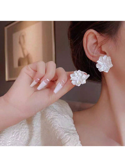 1Pair White Flower Shaped Summer Earrings, Wedding Accessories, Women'S Fresh Business Earrings for Daily and Casual Wear Valentines