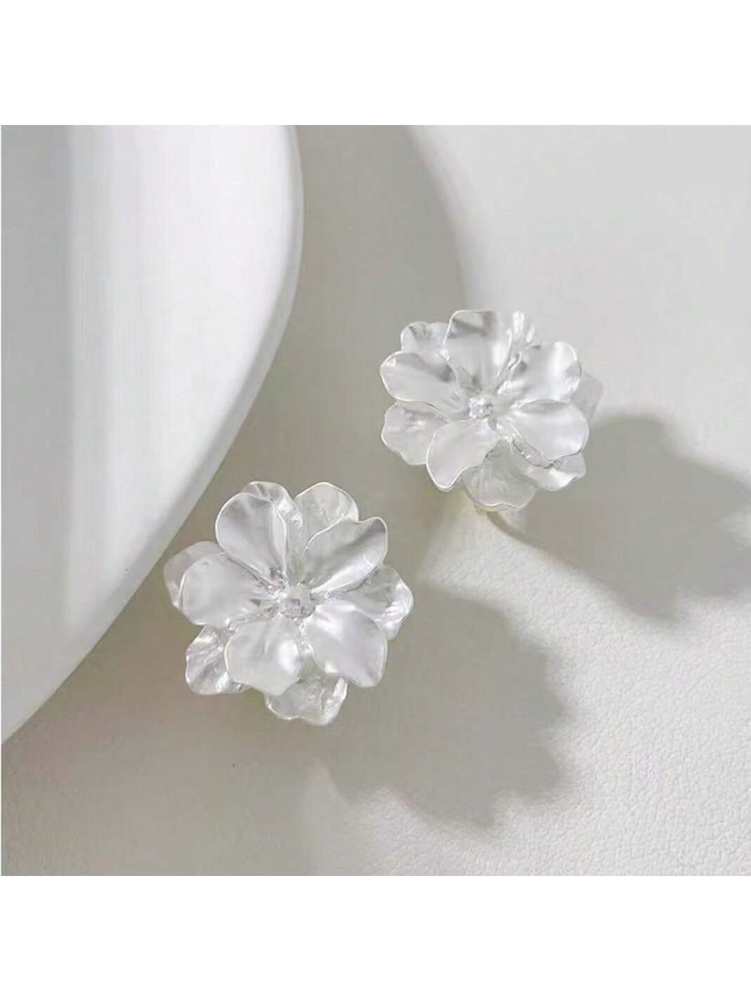 1Pair White Flower Shaped Summer Earrings, Wedding Accessories, Women'S Fresh Business Earrings for Daily and Casual Wear Valentines